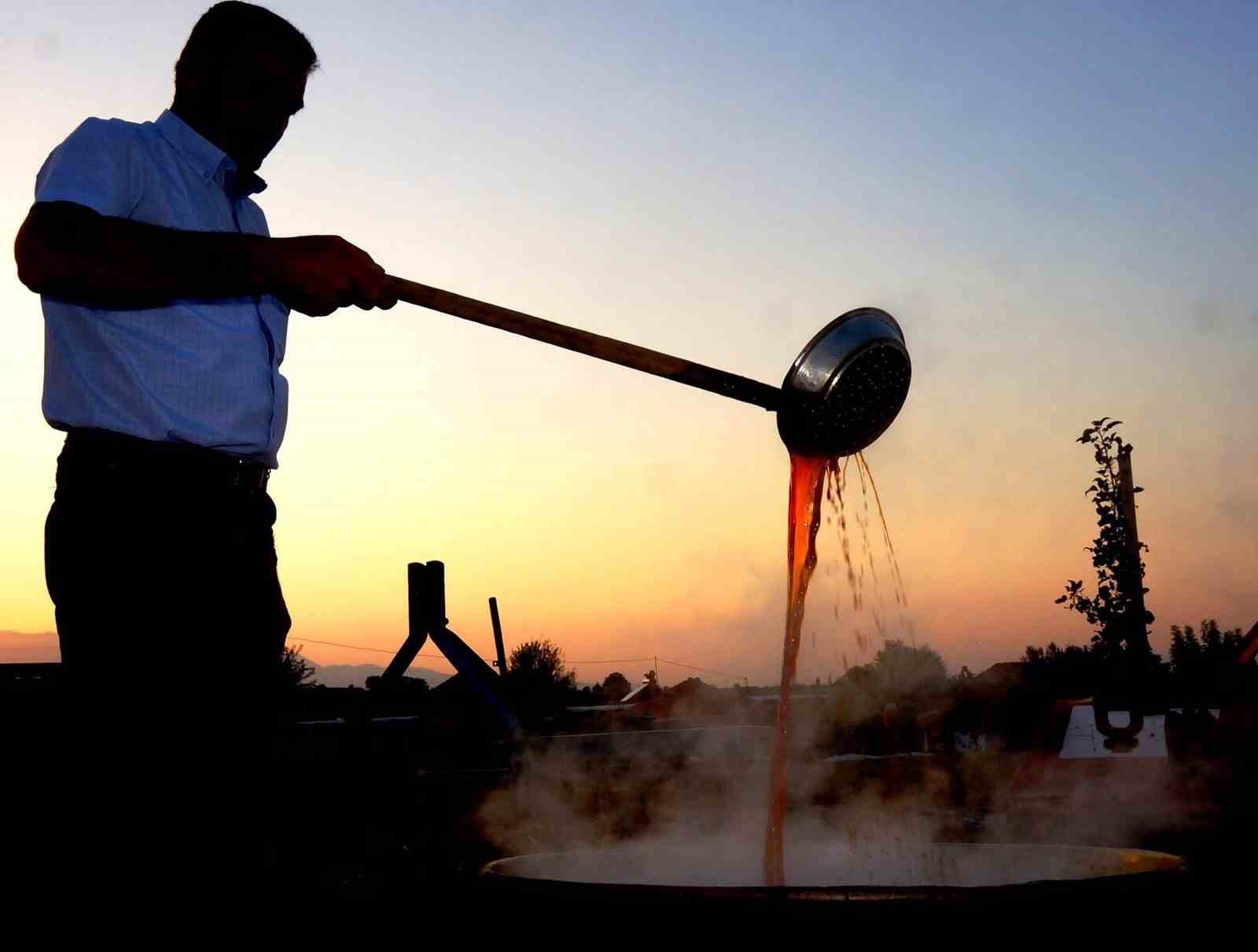 Sarıgöl’de Pekmez Köpüğü Geleneği Sürüyor