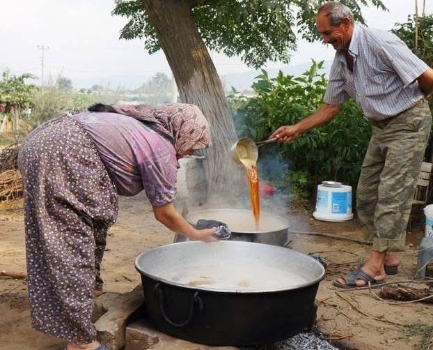 Sarıgö'de İmece Usulü Pekmez Üretimi